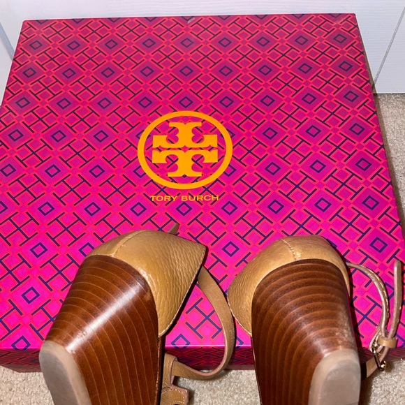 Tory Burch Chandler Wedge Sandals. Color Royal Tan - Picture 3 of 6